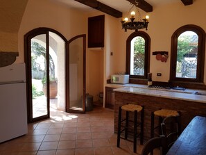 Een koelkast, een microgolfoven, een oven, een kookplaat