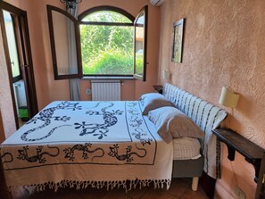 3 bedrooms, desk, iron/ironing board, free WiFi - Villa with garden (Castel Volturno)