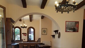 A spacious living area with a sofa, a dining table, and a kitchen in the background. - Villa with garden (Castel Volturno)