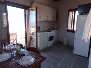 Réfrigérateur, four, bouilloire électrique, grille-pain