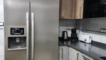 Microondas, lavavajillas, cafetera y tetera y utensilios de cocina