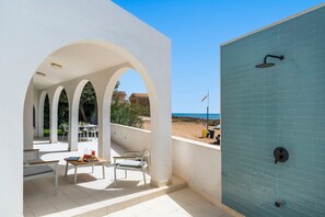 Outdoor dining - Beach front villa in Calabernardo, Noto, Sicily (Noto)
