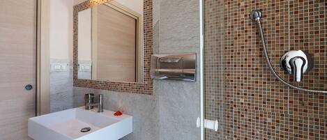 Doccia, asciugacapelli, asciugamani