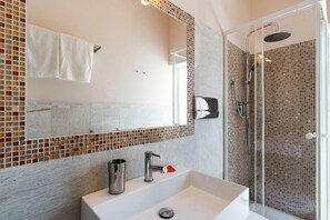 Shower, hair dryer, towels - Beach front villa in Calabernardo, Noto, Sicily (Noto)