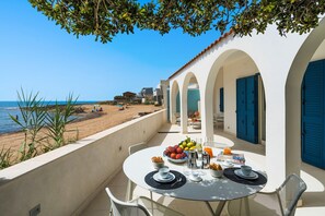 Outdoor dining - Beach front villa in Calabernardo, Noto, Sicily (Noto)