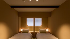 A hotel room with two beds, a window with blinds, and bedside lamps. - Shirasagi Kyoto (Kyoto)