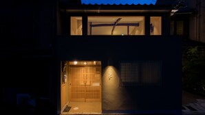 A modern building with a wooden door and a small porch area. - Shirasagi Kyoto (Kyoto)