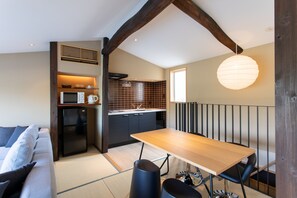 Private Vacation Home | Private kitchenette | Fridge, microwave, stovetop, electric kettle - Shirasagi Kyoto (Kyoto)