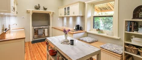 Maison Confort, 5 chambres | Cuisine privée | Grand réfrigérateur, micro-ondes, four, plaque de cuisson