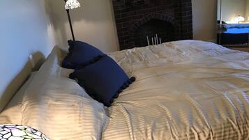 5 bedrooms, premium bedding, iron/ironing board, travel crib