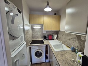 Réfrigérateur, lave-vaisselle, bouilloire électrique, grille-pain