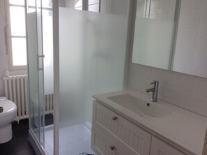 Douche, sèche-cheveux, papier toilette