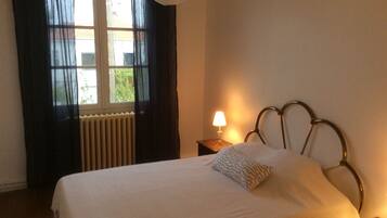 4 slaapkamers, een strijkplank/strijkijzer, reisbedje, gratis wifi