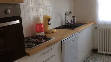 Een koelkast, een magnetron, een oven, een kookplaat