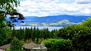 A house with a view of a lake and mountains. - Perfect couple retreat paradise found at Casa De Luce (Kelowna)