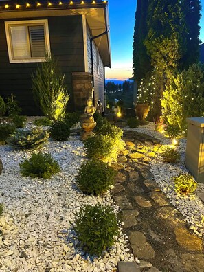 Property grounds - Perfect couple retreat paradise found at Casa De Luce (Kelowna)