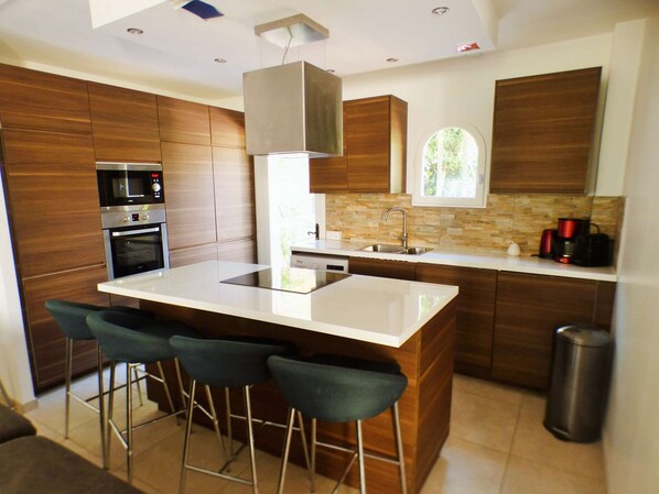 Frigorifero, microonde, forno, lavastoviglie