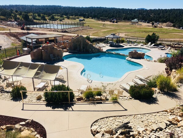 Alberca al aire libre y alberca climatizada
