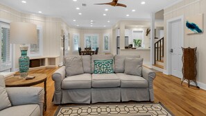 Smart TV, DVD player - Pool, 3 Mins to the Beach, Hidden Oasis in BMB + Free Attraction Tickets! (Santa Rosa Beach)