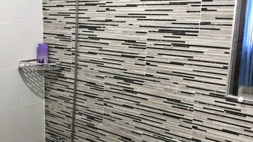 Familiekamer | Badkamer | Een douche, gratis toiletartikelen, handdoeken