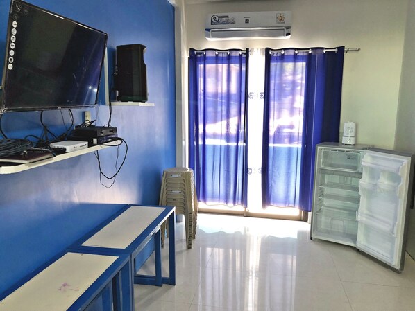 Family Room | Room amenity