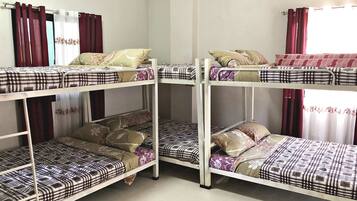 Familiekamer | Een bureau, gratis wifi, beddengoed