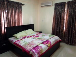 3 bedrooms, in-room safe, desk, iron/ironing board