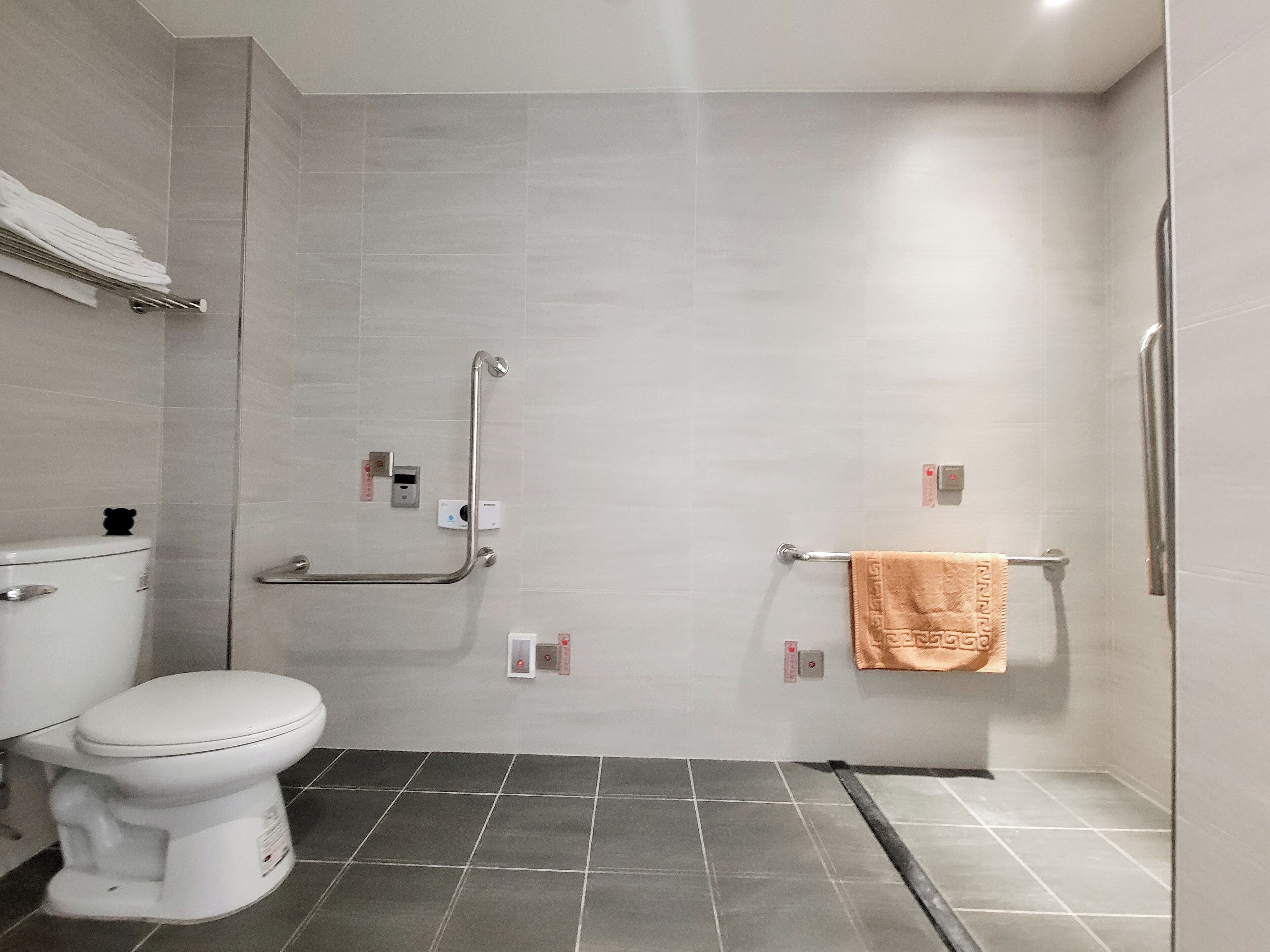 basic double room | bathroom | shower, rainfall showerhead, hair dryer, bidet