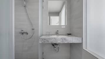 Superior tweepersoonskamer | Badkamer | Een douche, een regendouche, een haardroger, een bidet