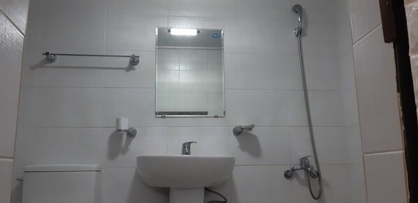 ルーム (Samaesil) | バスルーム | シャワー、バスアメニティ (無料)、ヘアドライヤー、タオル