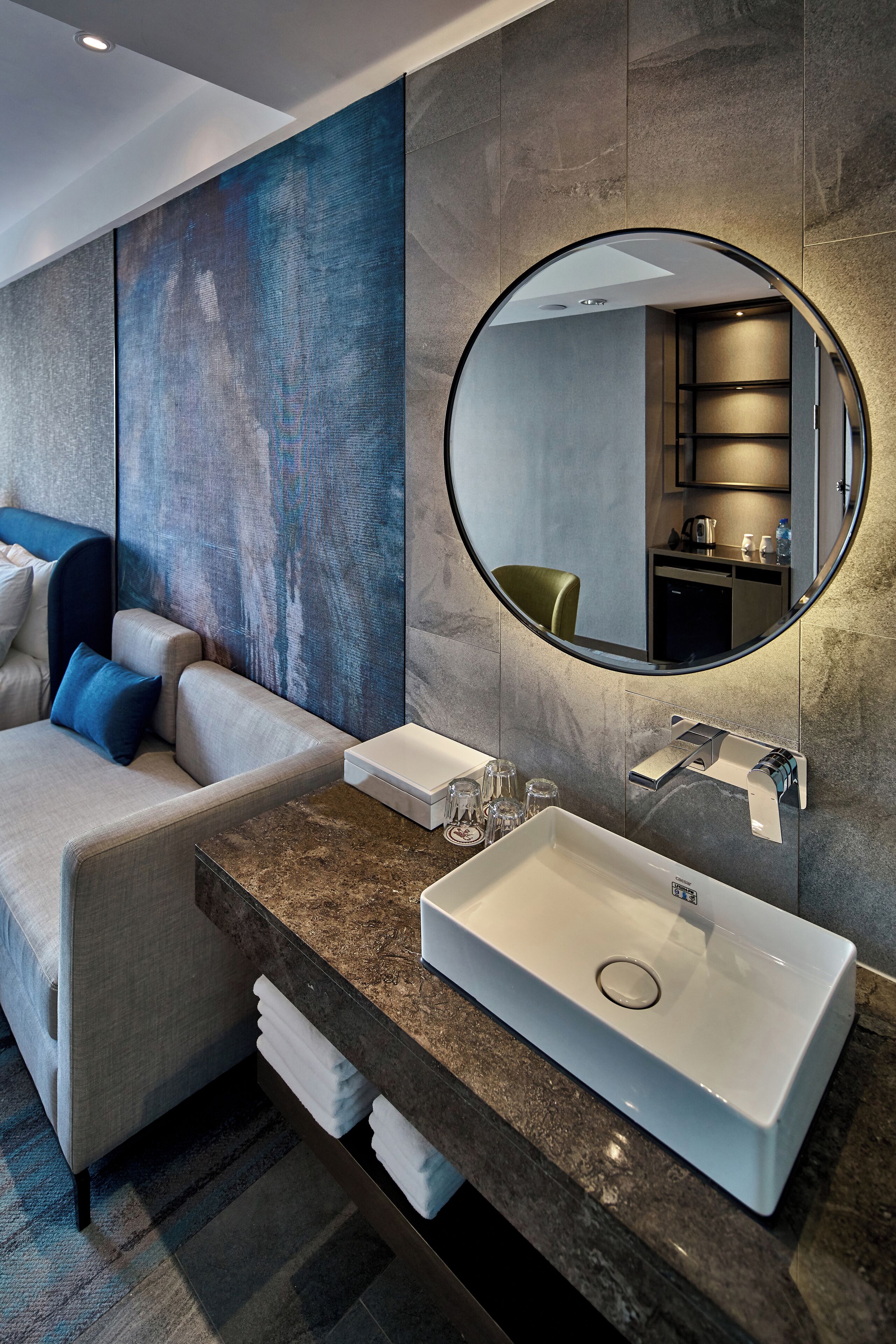 luxury quadruple room, river view | bathroom sink