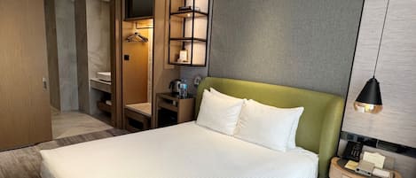 Superior Room, 1 Katil Kelamin (Double), Accessible | Peralatan tempat tidur premium, peti besi dalam bilik