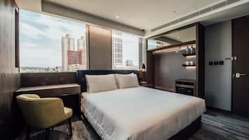 Ropa de cama de alta calidad y caja de seguridad en la habitación