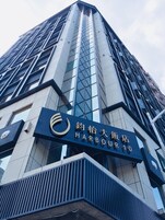 Un edificio alto con un cartello che riporta la scritta "Harbour 10".