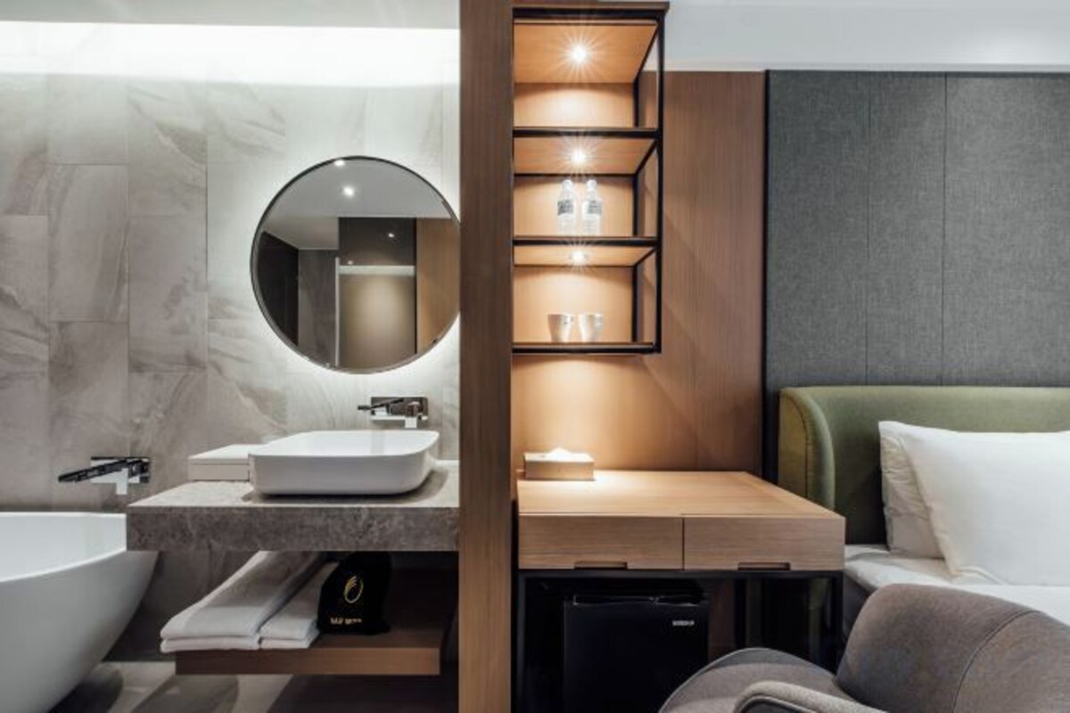 Kamar mandi | Perlengkapan mandi gratis, pengering rambut, sandal, dan handuk