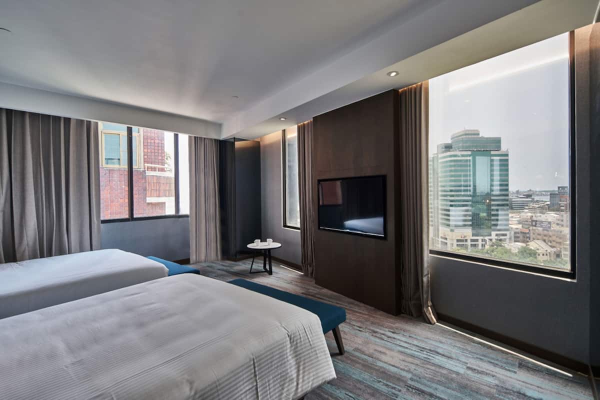 Habitación cuádruple Premium | Ropa de cama de alta calidad y caja de seguridad en la habitación