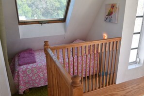 Casa de ciudad, 2 habitaciones | Decoración personalizada, muebles diferentes y escritorio 