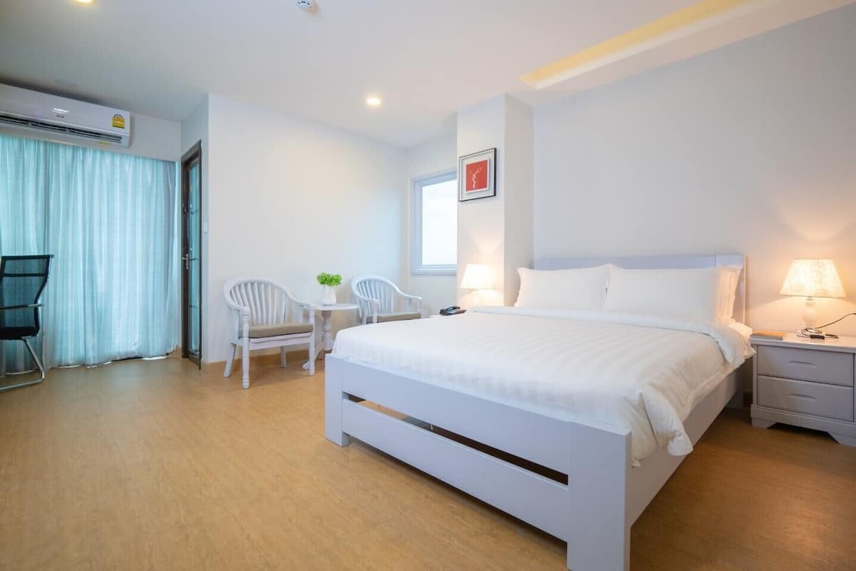 Junior Suite Room | Minibar, in-room safe, desk, laptop workspace