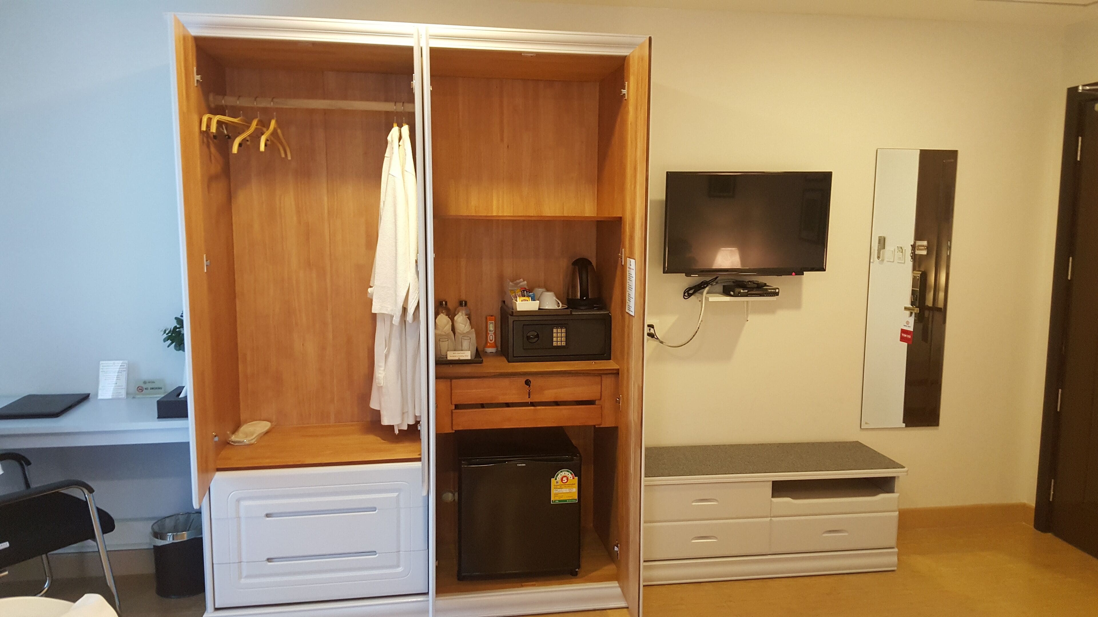 junior suite room | 1 bedroom, premium bedding, minibar, in-room safe