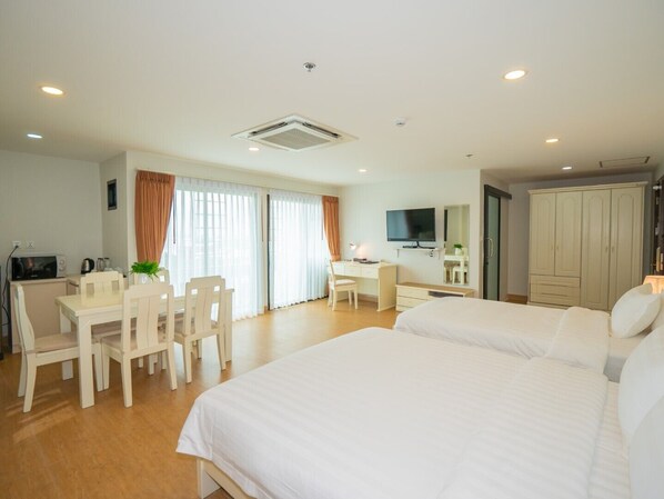 Suite Room | Premium bedding, minibar, in-room safe, desk