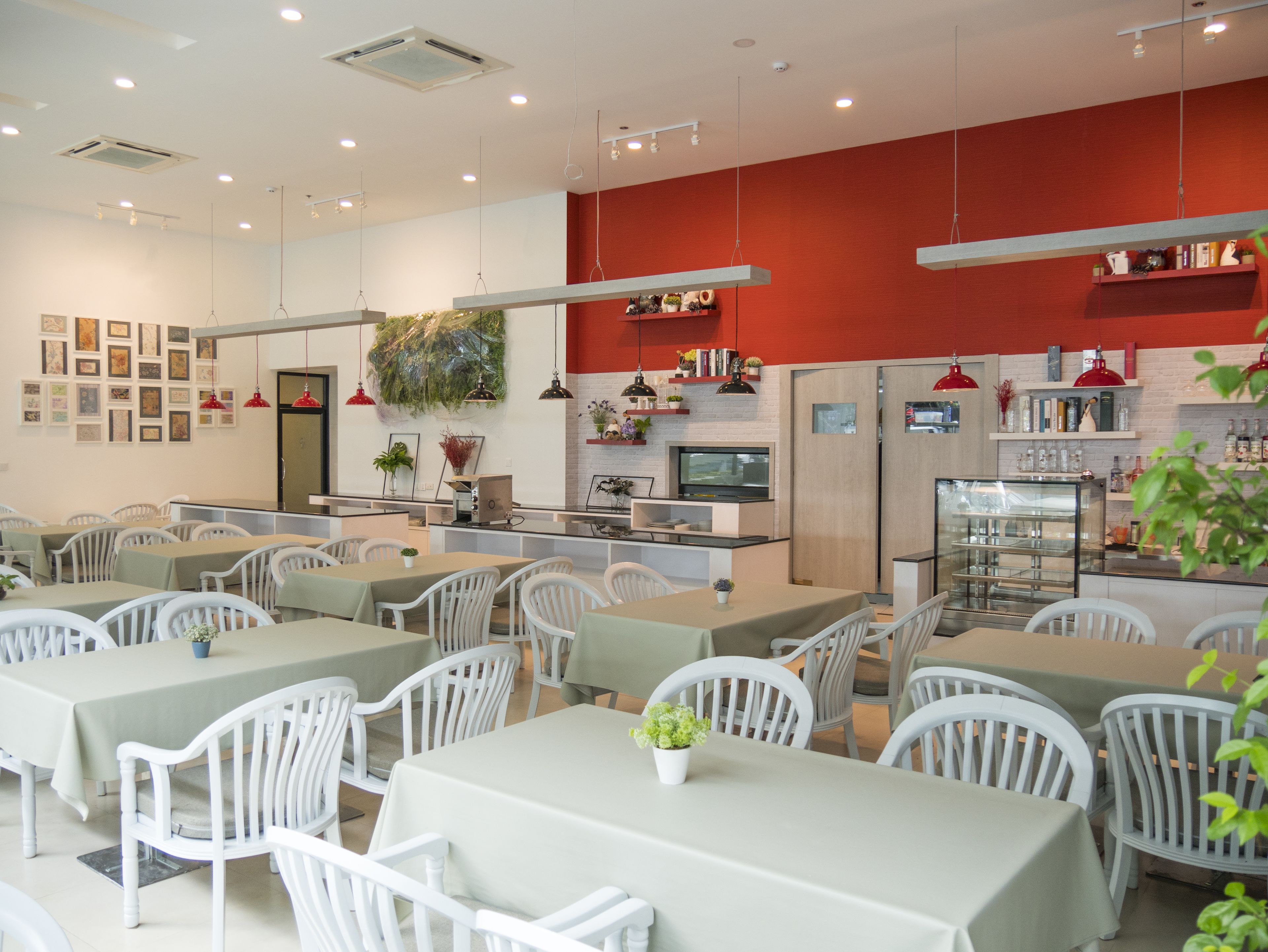 2 restaurants, breakfast, lunch served; local and international cuisine