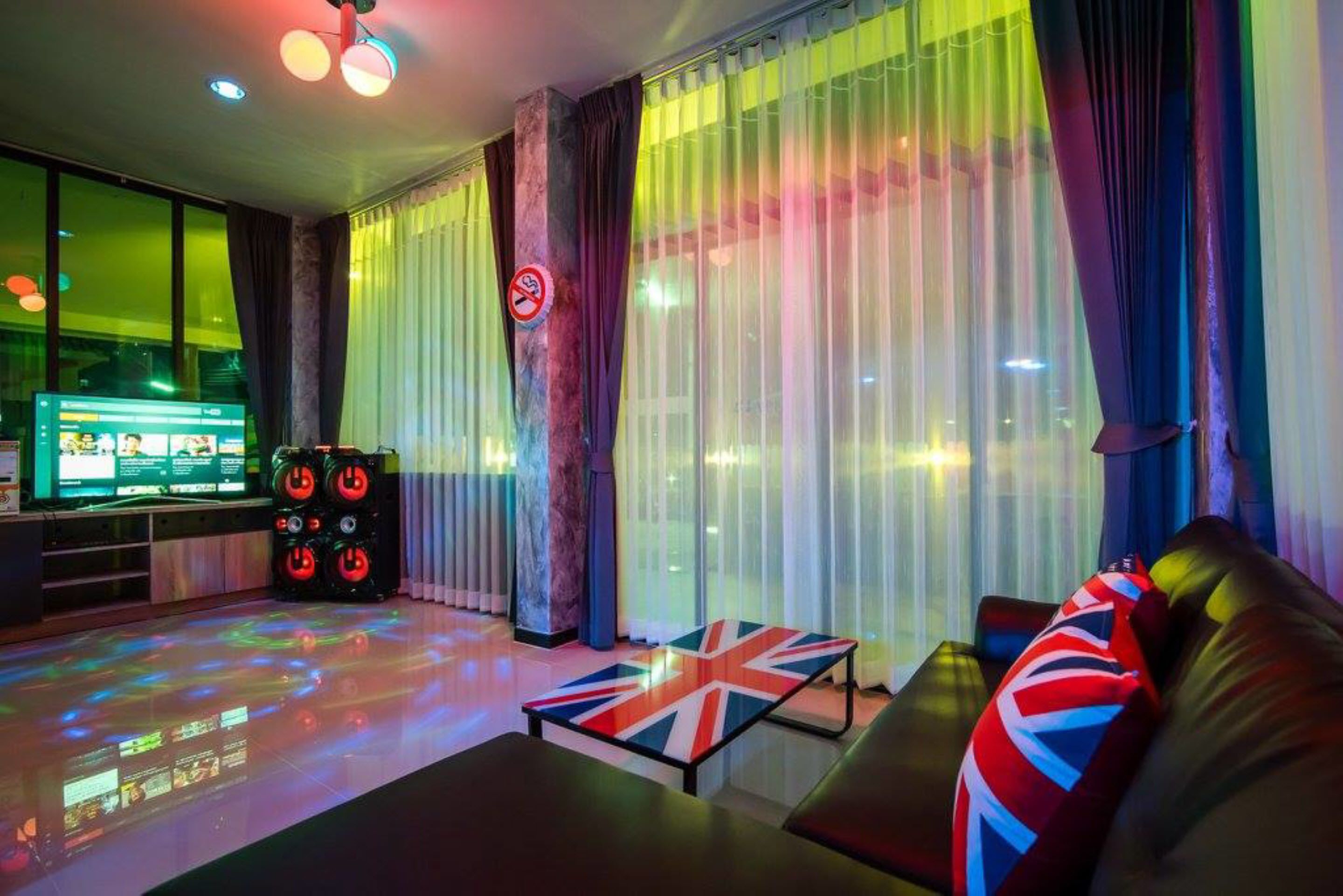 Ein modernes Wohnzimmer mit einem großen Flachbildfernseher, einer Spielkonsole und einer Stereoanlage.