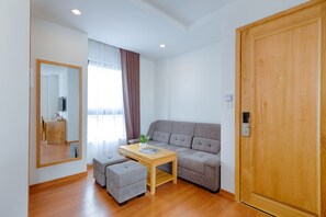 Chambre Familiale, vue ville | Coin séjour