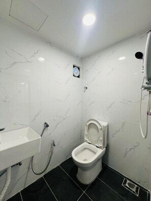 Shower, free toiletries, bidet, towels - OYO 1231 Ar Rayyan Boutique Hotel (Tanah Rata)