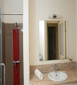 Combined shower/bathtub, deep-soaking bathtub