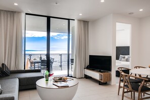 Flat-screen TV, DVD player - Iconic Kirra Beach Resort (Coolangatta)