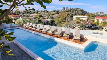 Piscine extérieure, chaises longues