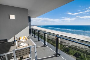 View from room - Iconic Kirra Beach Resort (Coolangatta)