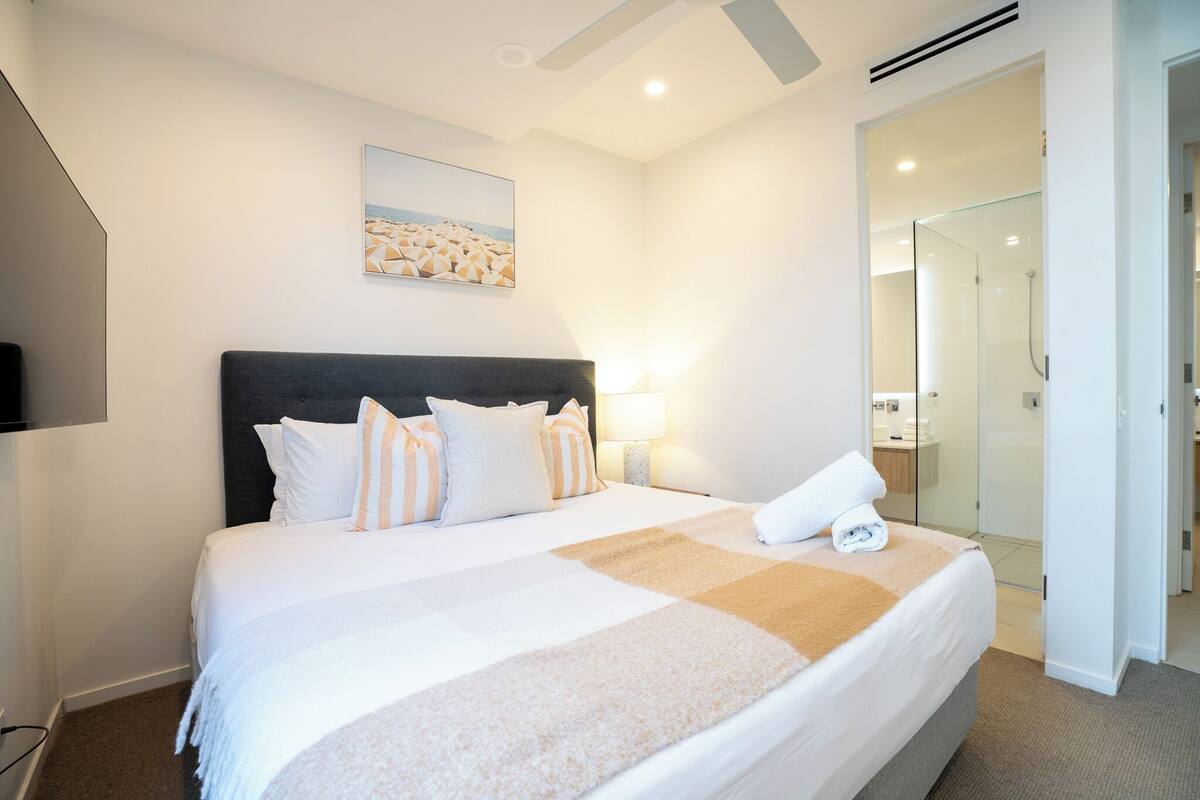 The Iconic Terrace | Premium bedding, iron/ironing board, WiFi (free), individually decorated