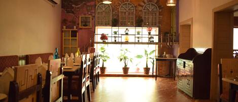 2 restaurants, international cuisine